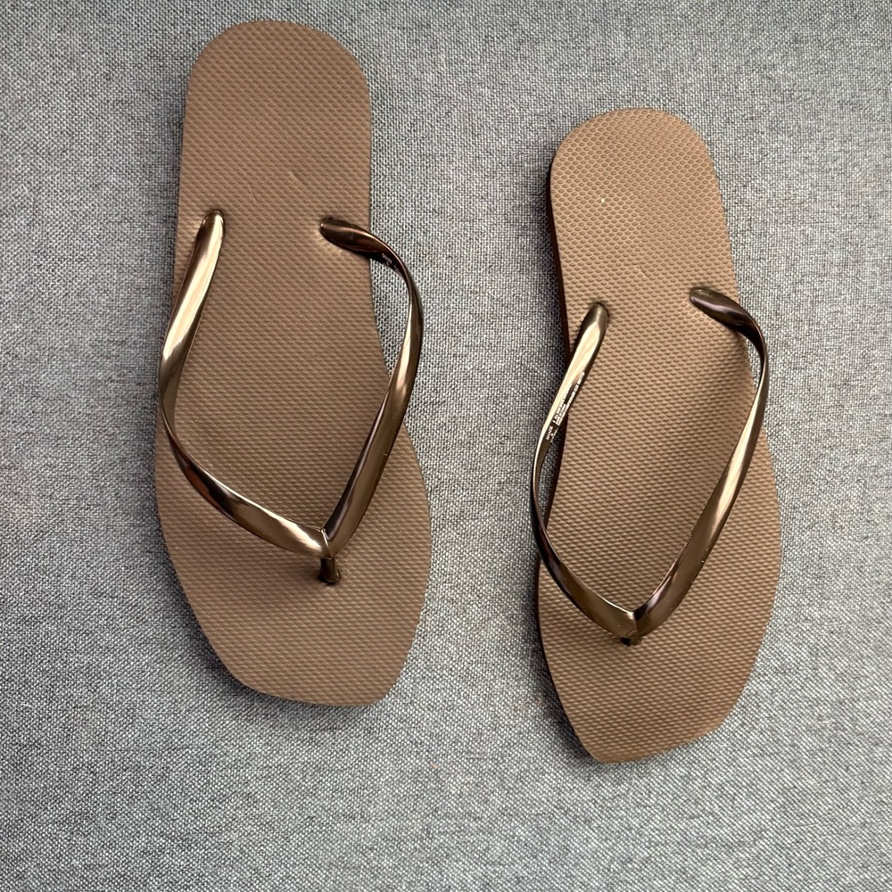 Shade And Shore Flip Flop Sandals in black with pearlized detailing